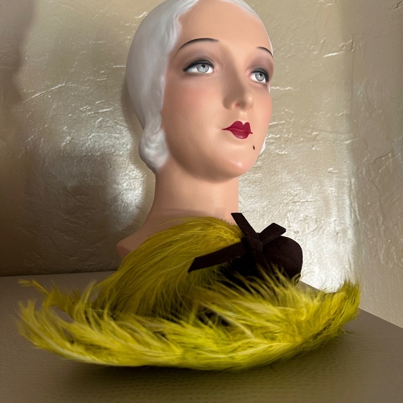 GORGEOUS 1930\'s BROWN FELT HAT WITH ASYMMETRICAL BRIM WITH CHARTREUSE FEATHERS